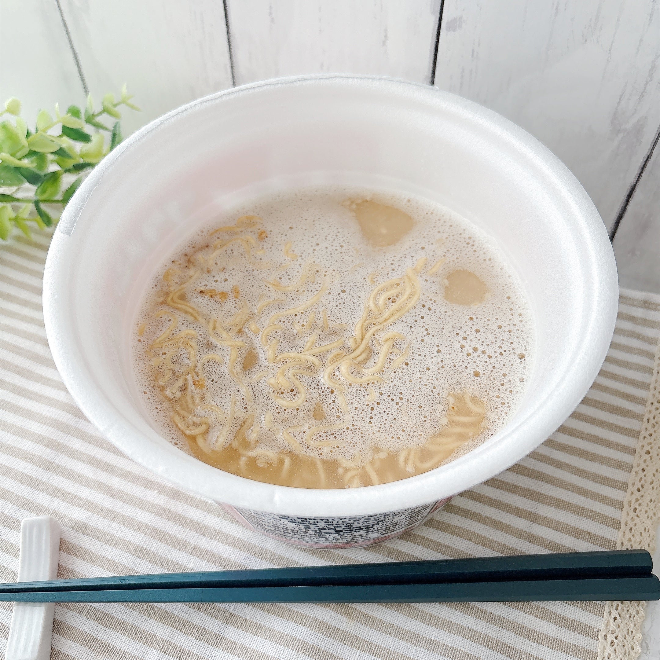 セブン限定の「ブタメン超BIG」麺が約4倍も入った、ド迫力カップ麺の実