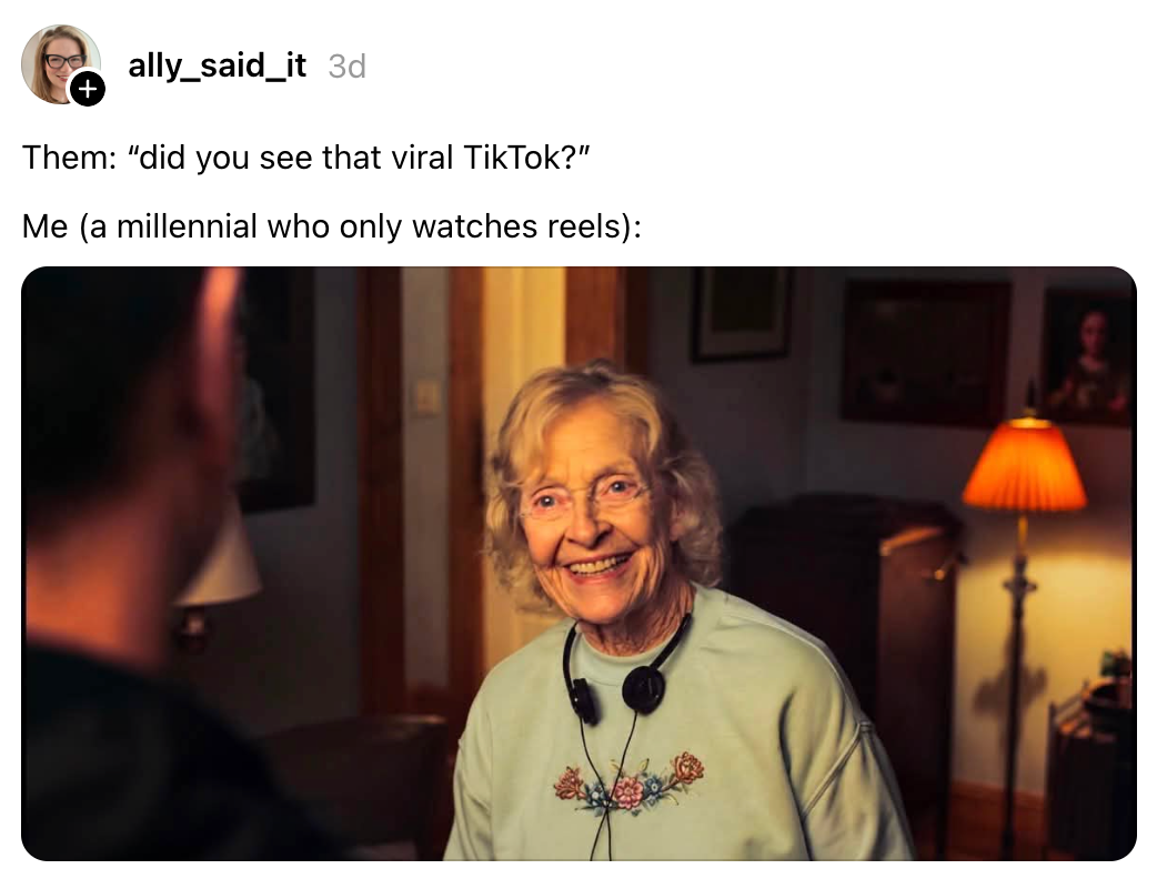 Eldre kvinne smiler med hodetelefoner rundt halsen, teksten vitser om millennials som ser på hjul i stedet for TikToks