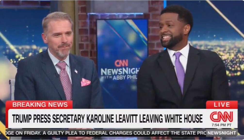To menn i dress diskuterer overskriften: "Trump pressesekretær Karoline Leavitt forlater Det hvite hus" på CNN News Night