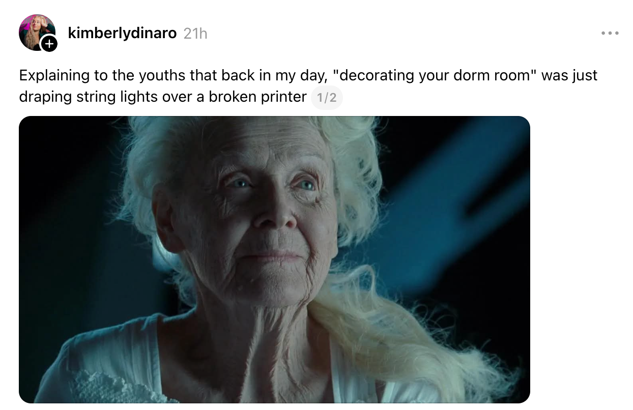 En eldre kvinne med et mildt uttrykk mimrer humoristisk om tidligere hybelinnredning, undertekst med moderne og nostalgiske elementer