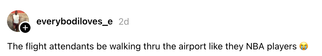 Kommentar som sammenligner flyvertinner som går gjennom en flyplass med NBA-spillere, med en gråtende og lattermild emoji