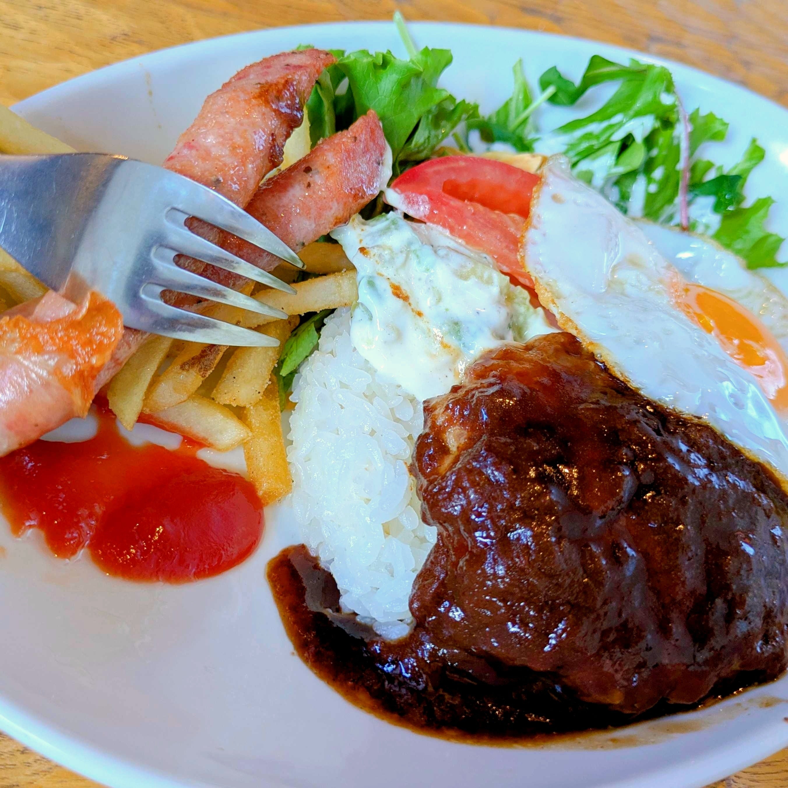 星乃珈琲店の「ハワイ風ロコモコ」が絶品！ハンバーグや目玉焼きなど