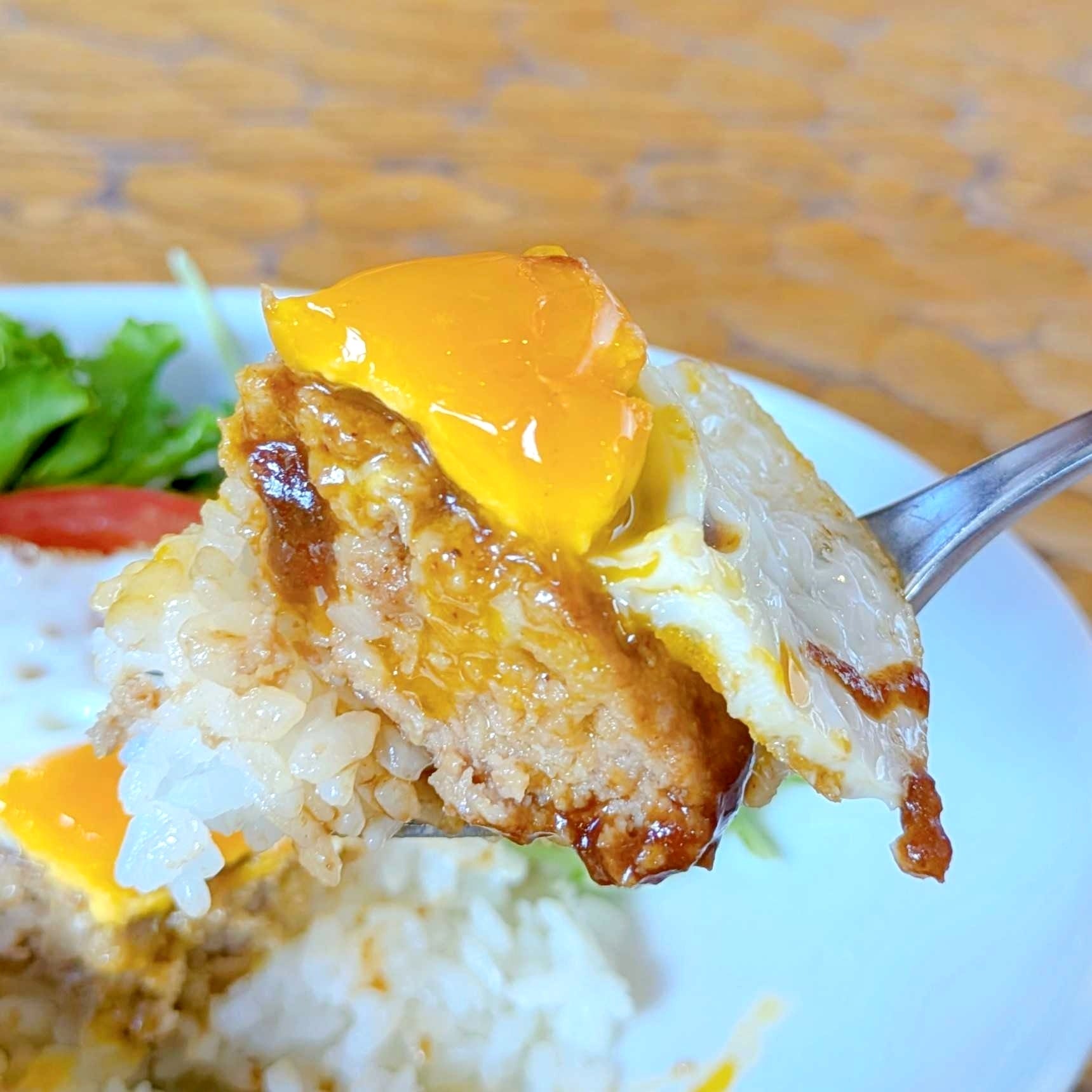 星乃珈琲店の「ハワイ風ロコモコ」が絶品!ハンバーグや目玉焼きなど、おかずがたっぷりでお腹いっぱいになれます!