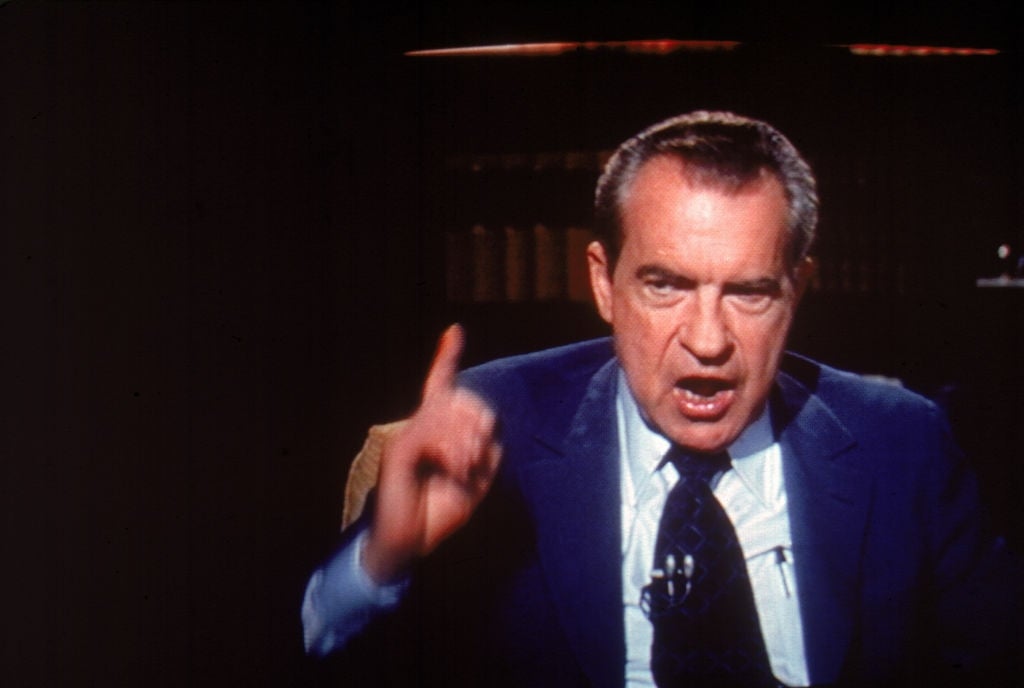 Richard Nixon i dress som gestikulerer ettertrykkelig under en tale eller et intervju