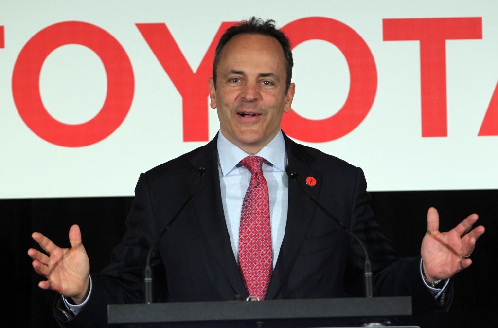 Matt Bevin i dress og slips snakker på et podium med