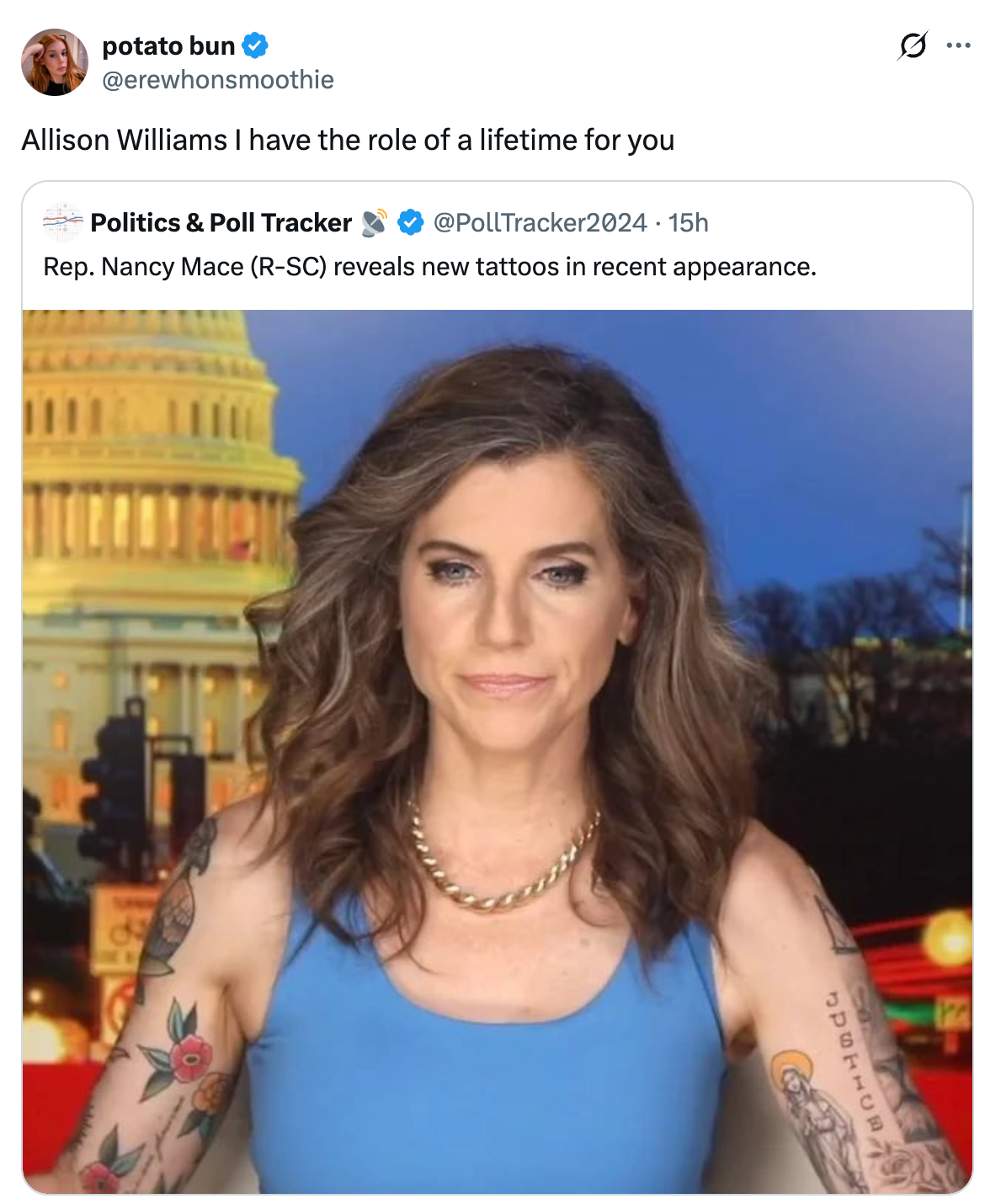 En tweet viser en kvinne med tatoveringer foran US Capitol, iført en blå topp og lagdelte gullkjeder