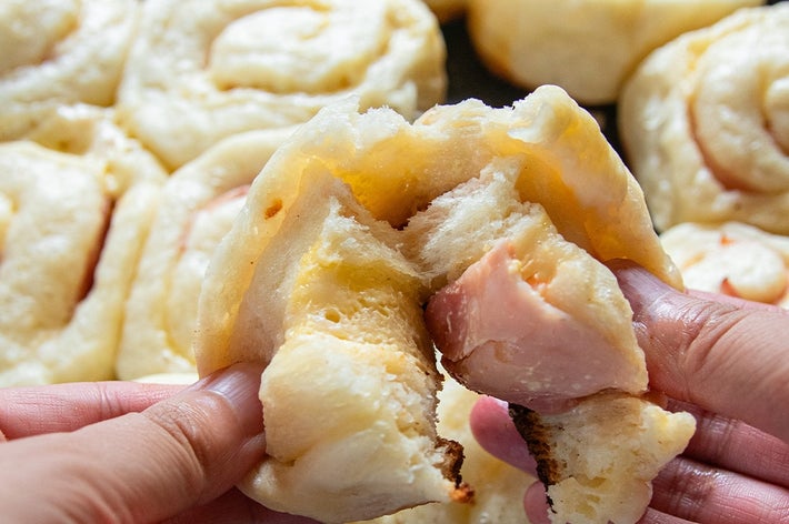 手で割られた焼きたてのパン。