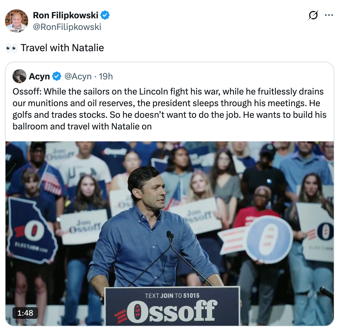 Jon Ossoff taler på et møte med kampanjeskilt i bakgrunnen. Publikumsmedlemmer holder skilt og virker engasjerte
