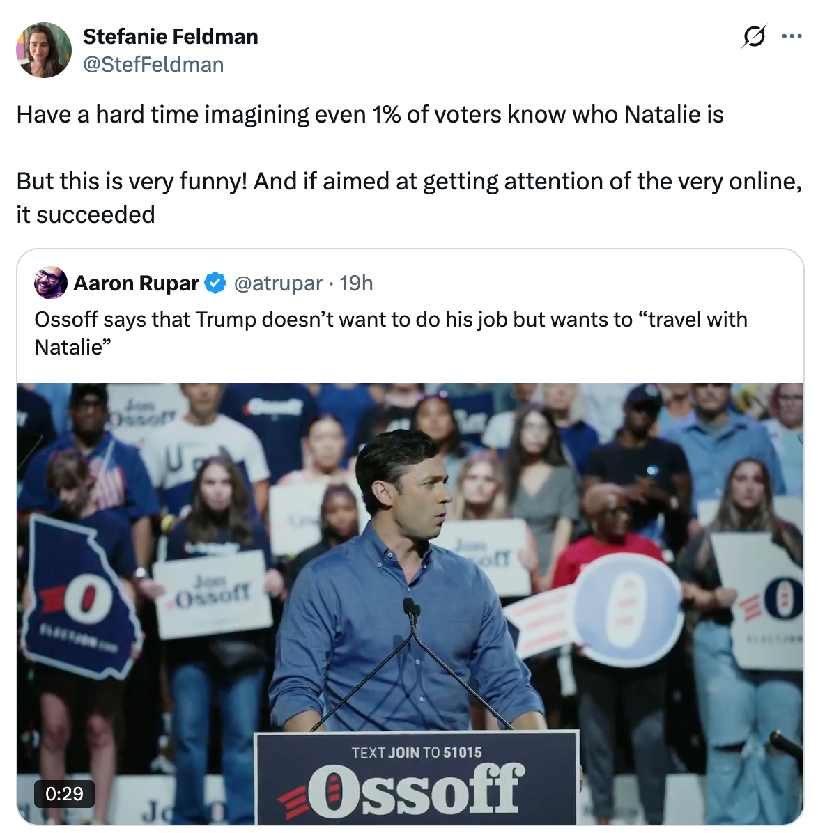 Skjermbilde av en tweet av Stefanie Feldman som fleiper om at velgere ikke vet hvem Natalie er, med en innebygd video av en politisk tale av Jon Ossoff