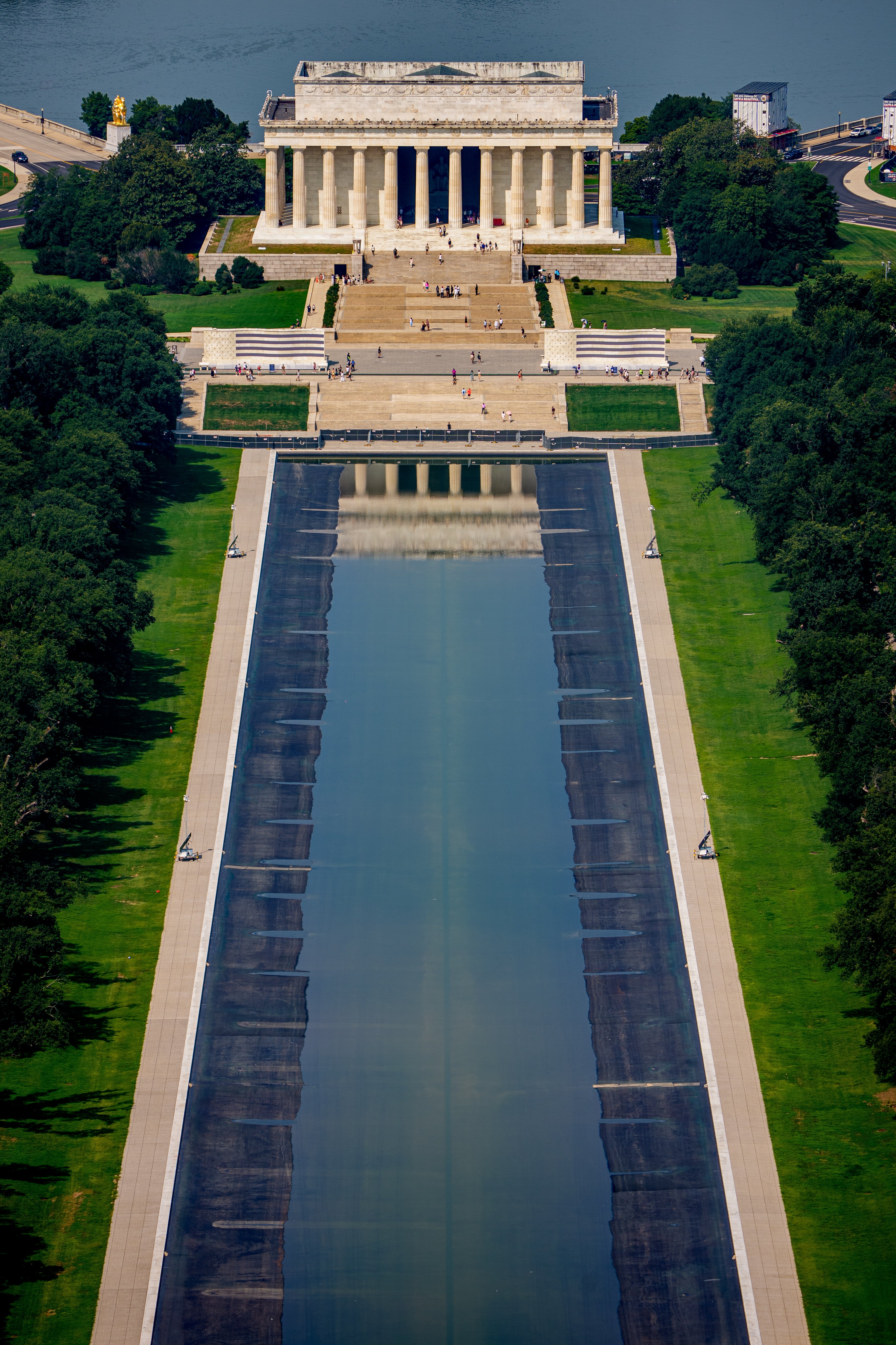Luftfoto av Lincoln Memorial og Reflecting Pool i Washington DC, omgitt av trær og stier
