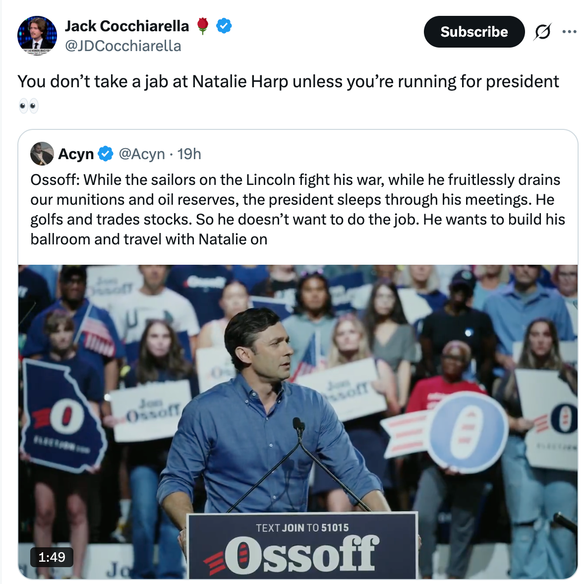Skjermbilde av en tweet med en video av en person som snakker ved et podium merket Ossoff, omgitt av supportere som holder skilt