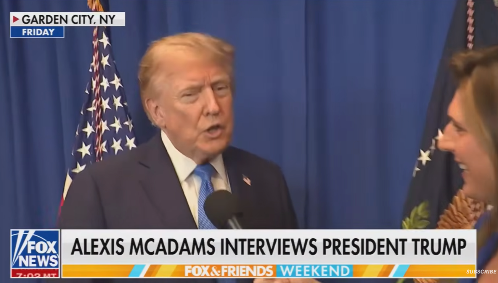 En mann i dress blir intervjuet på Fox News av Alexis McAdams. President Trump blir intervjuet i Garden City, NY