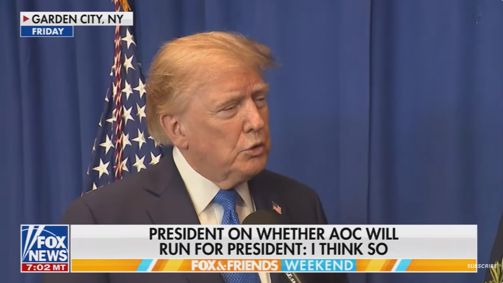 En mann som snakker foran et amerikansk flagg under et TV-intervju. Tekst: "President om hvorvidt AOC vil stille som president: Jeg tror det."