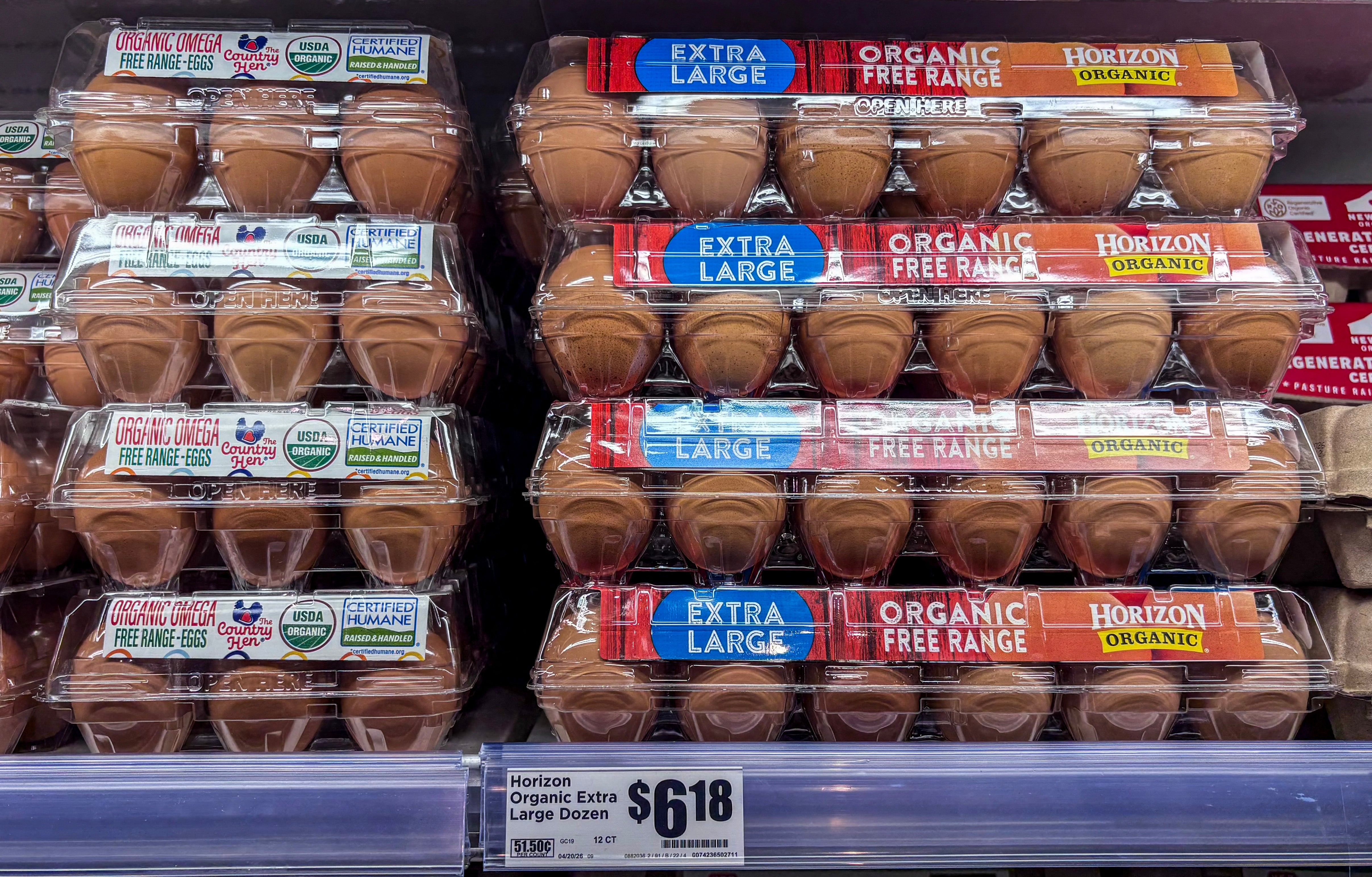 Kartonger med ekstra store økologiske frittgående egg vises på en butikkhylle, priset til $6,18 per dusin