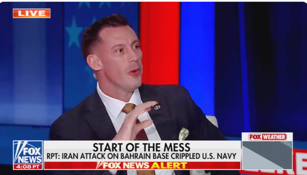 Mannen gester mens han snakker på Fox News. Overskrift: 