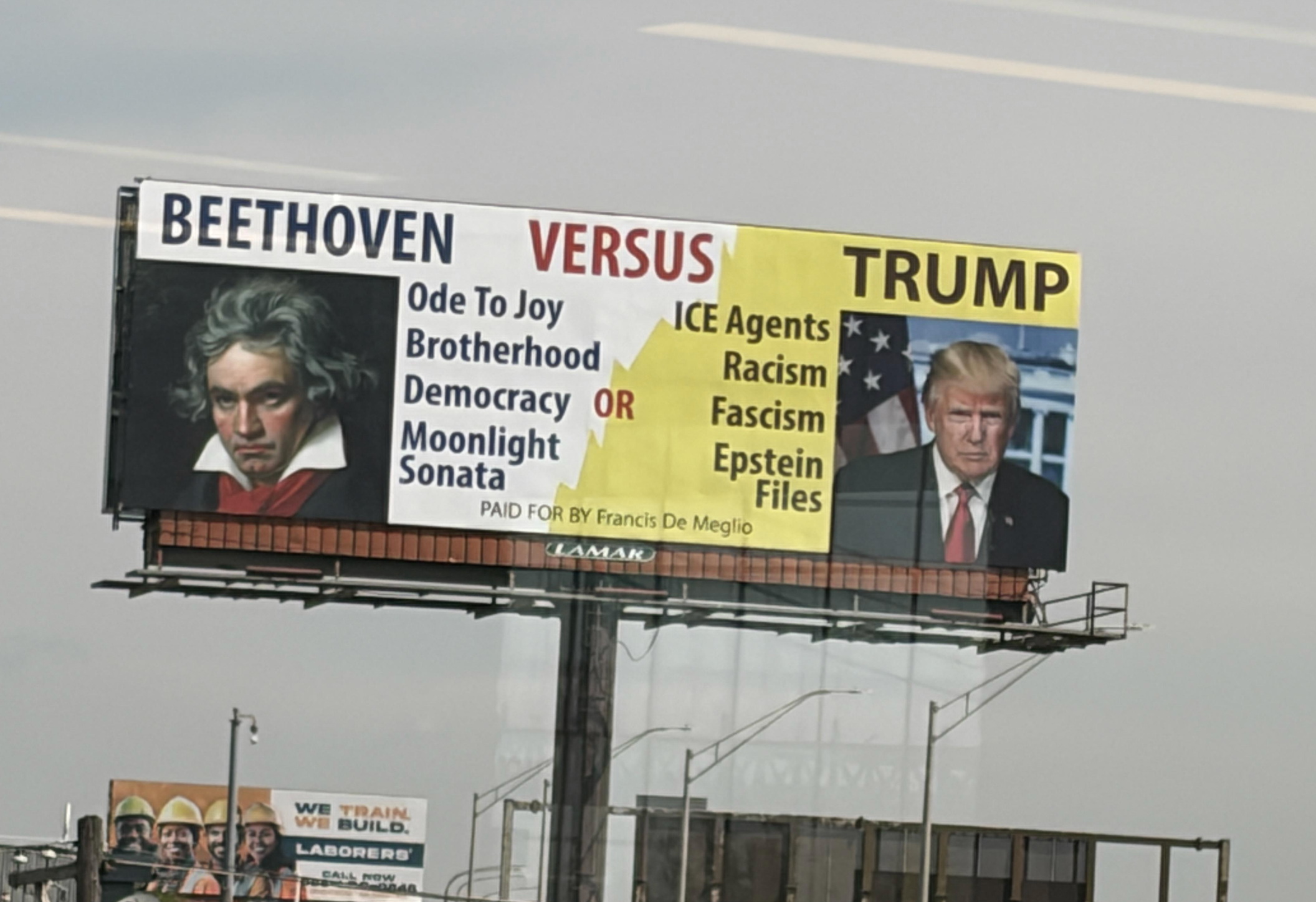 Billboard som sammenligner Beethoven og Trump, viser positive assosiasjoner til Beethoven og negative termer knyttet til Trump