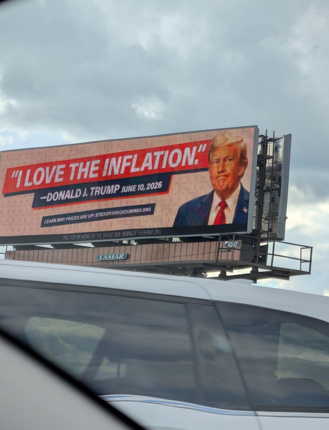 Billboard som viser et sitat tilskrevet Donald Trump som sier: