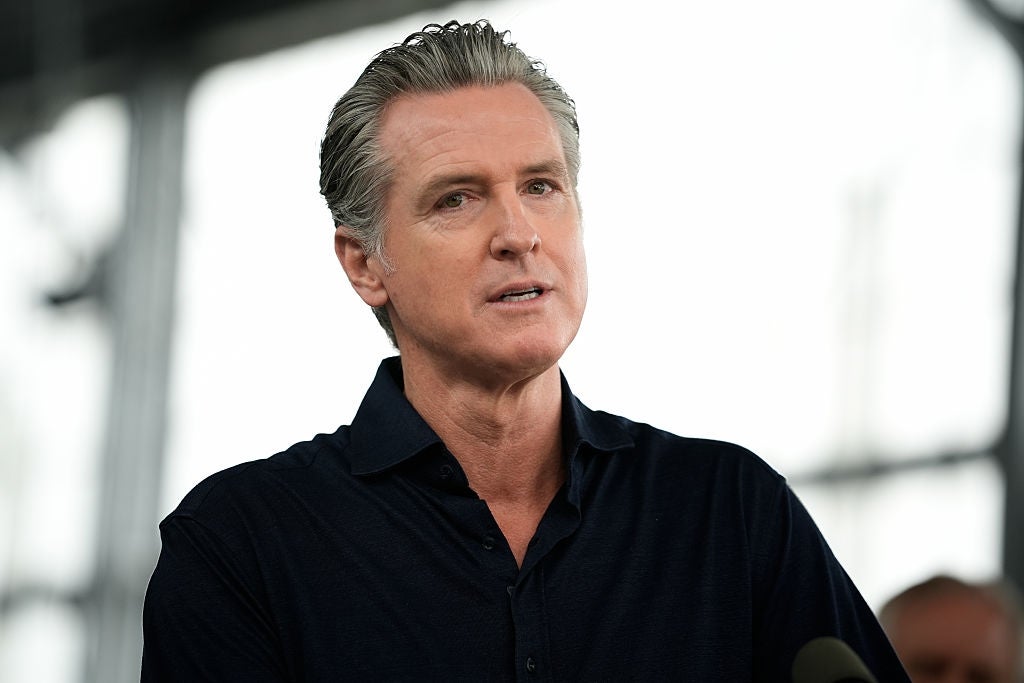 Gavin Newsom snakker mens han står på et podium under et arrangement