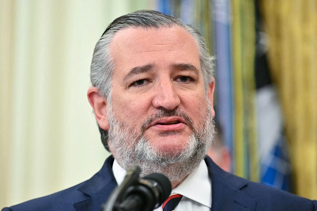 Ted Cruz taler på et profesjonelt arrangement, kledd i dress og slips, med en mikrofon foran