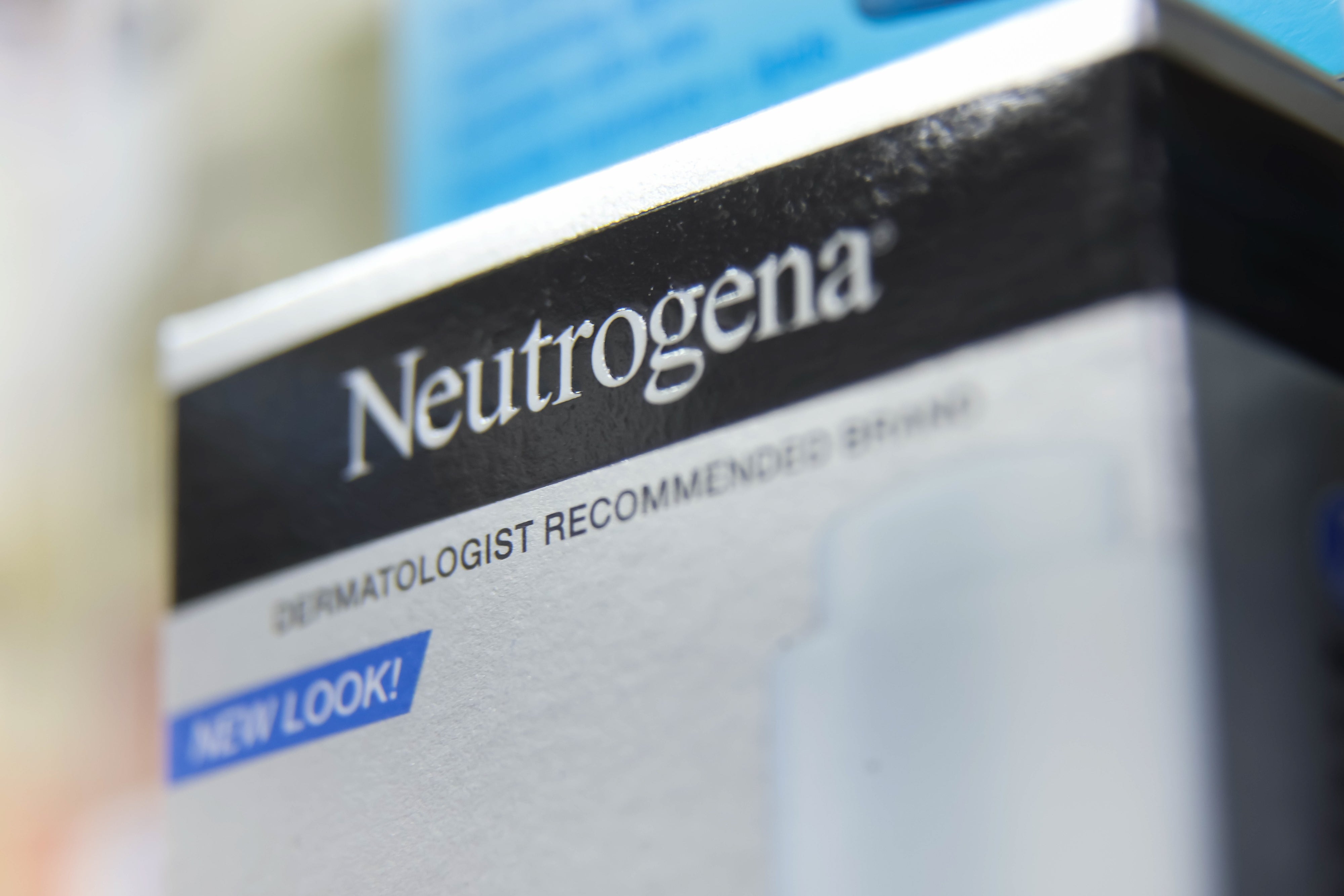 Nærbilde av en Neutrogena-produkteske, med fremheving av merkenavnet og frasen