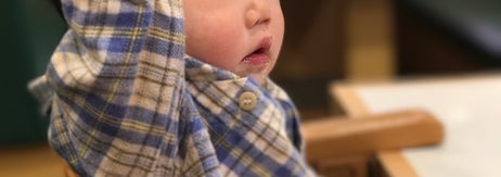 レストランの椅子に座る幼児のイメージ画像（写真AC）