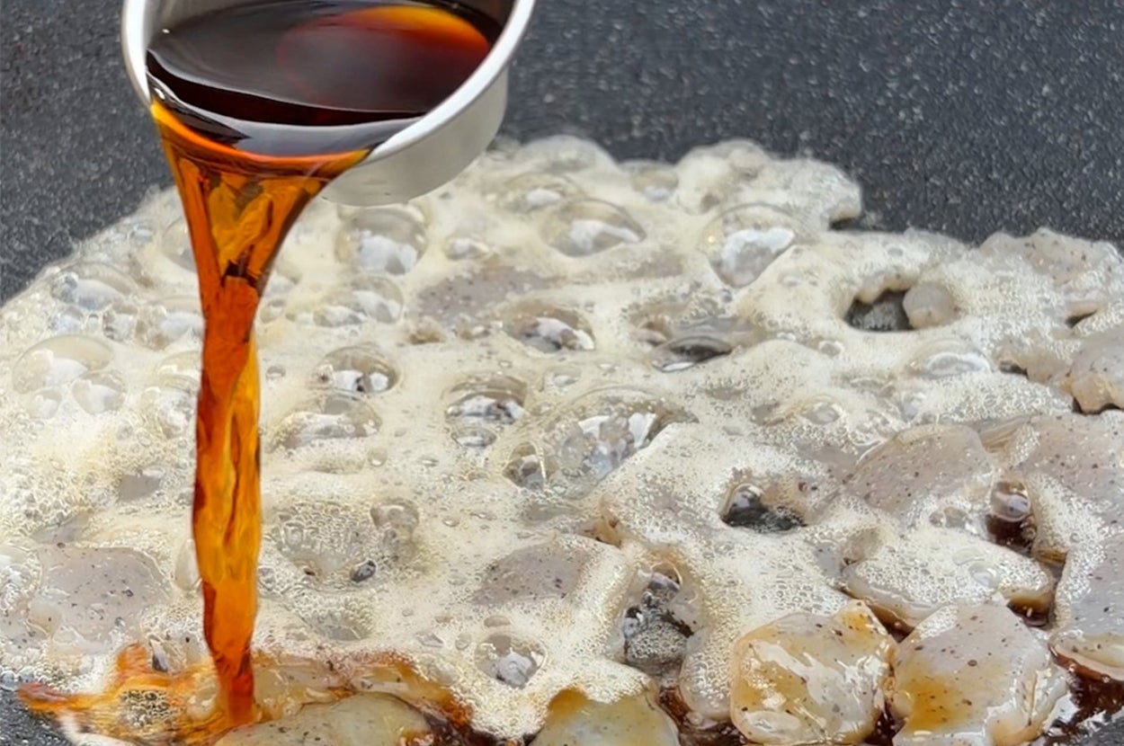 照り焼きこんにゃくを作っている様子。