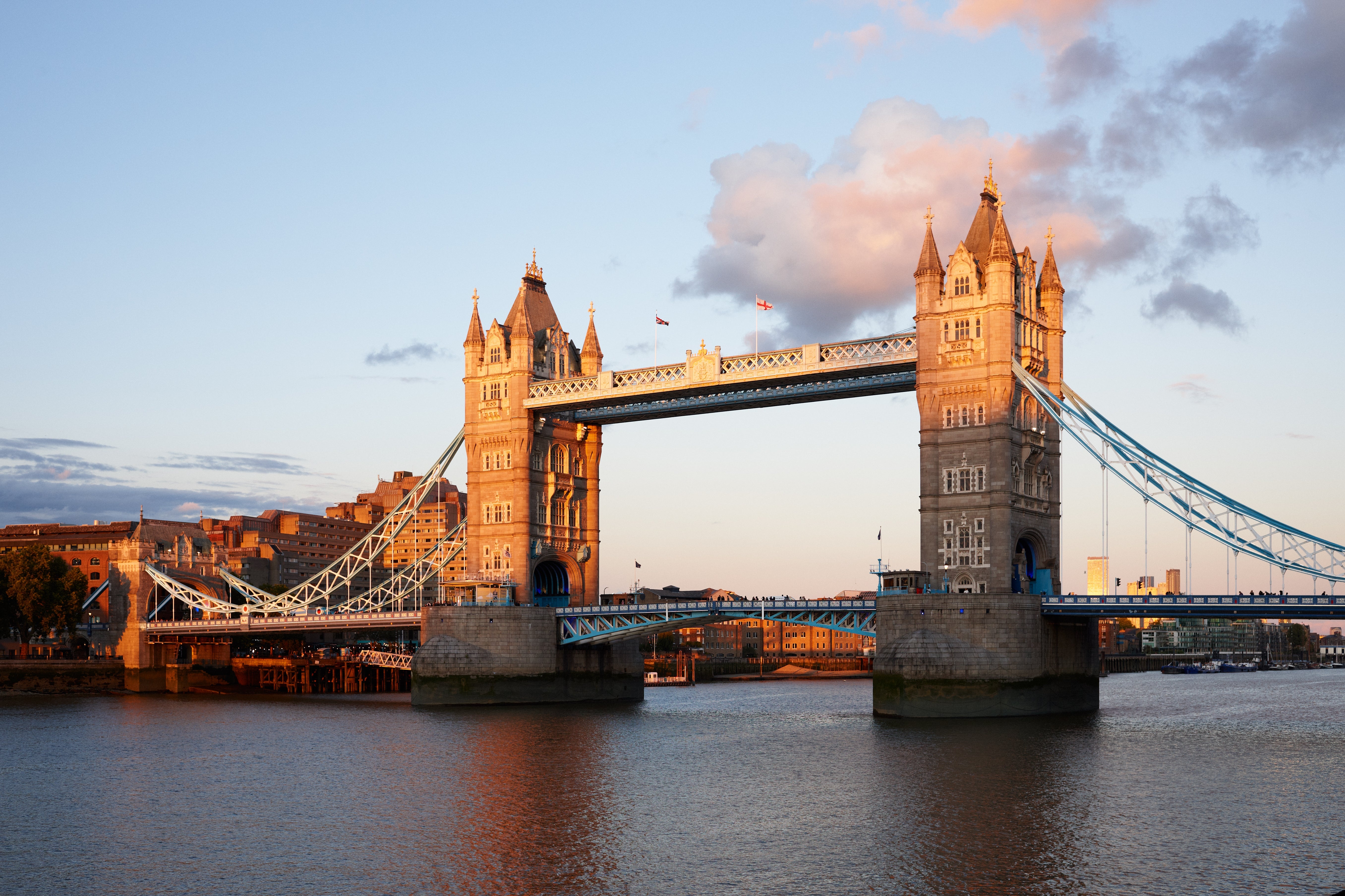 Tower Bridge i London ved solnedgang, med sine ikoniske tvillingtårn og baskuler over Themsen