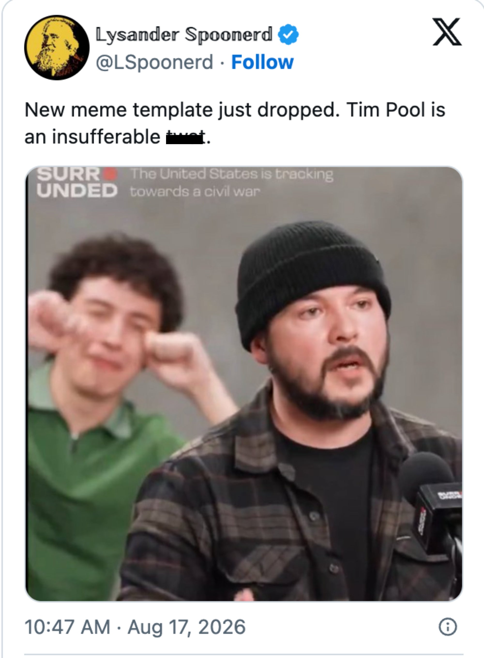 Et meme-malbilde med to menn. Man snakker inn i en mikrofon iført lue og rutete skjorte; den andre gestikulerer lekent bak ham. Teksten nevner Tim Pool