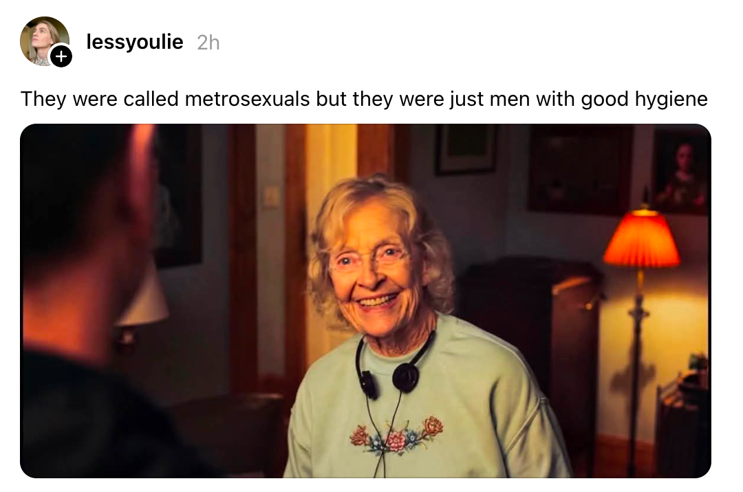 Eldre kvinne smilende med hodetelefoner rundt halsen, akkompagnert av humoristisk tekst: "De ble kalt metroseksuelle, men de var bare menn med god hygiene."