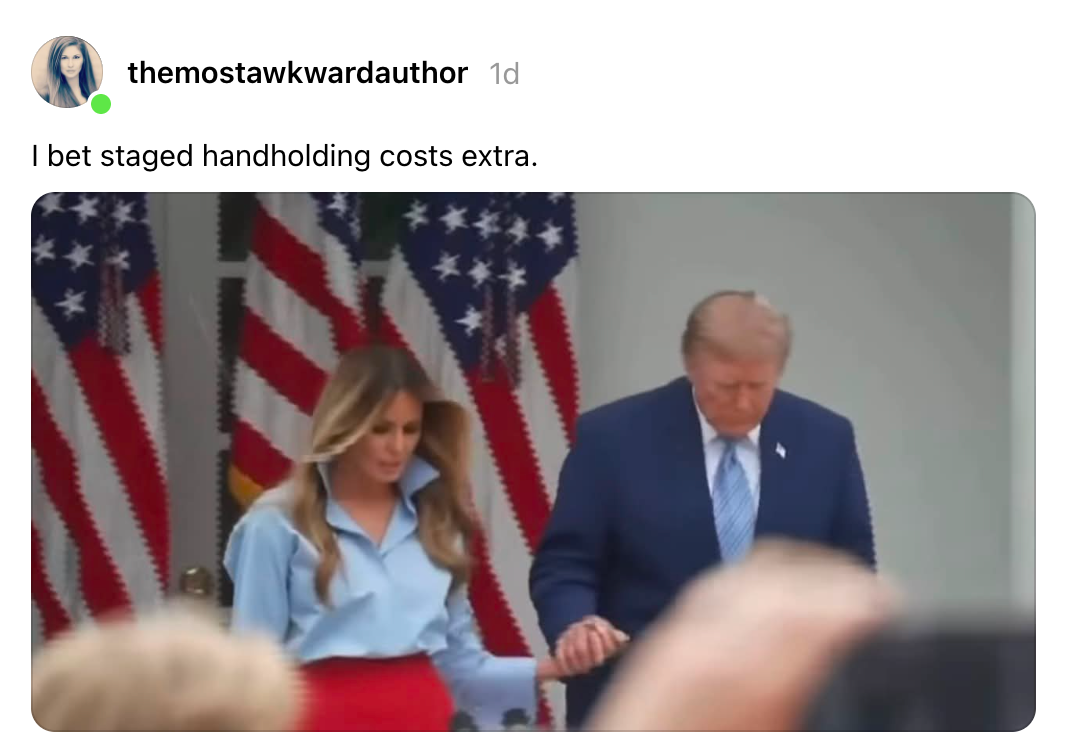 En mann i dress og en kvinne i bluse og skjørt holder hender på et arrangement. Tekst: "Jeg vedder på at iscenesatt håndhold koster ekstra."