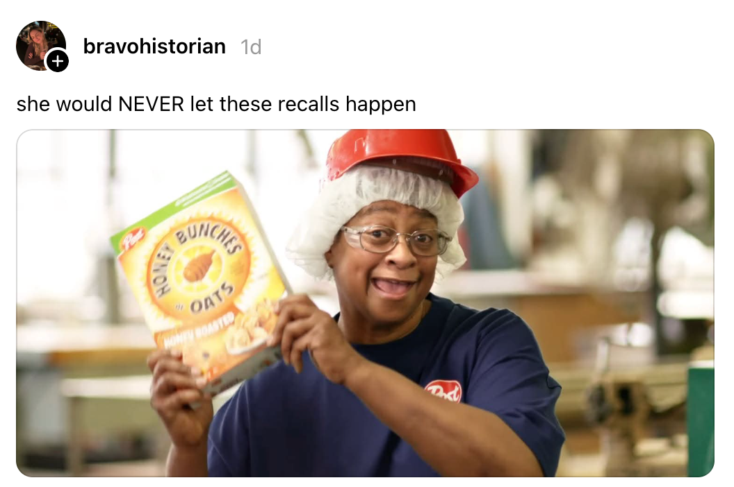 Person i fabrikkuniform og hårnett som på humoristisk vis holder en honningbunke med havreblanding, noe som tyder på kvalitetskontroll