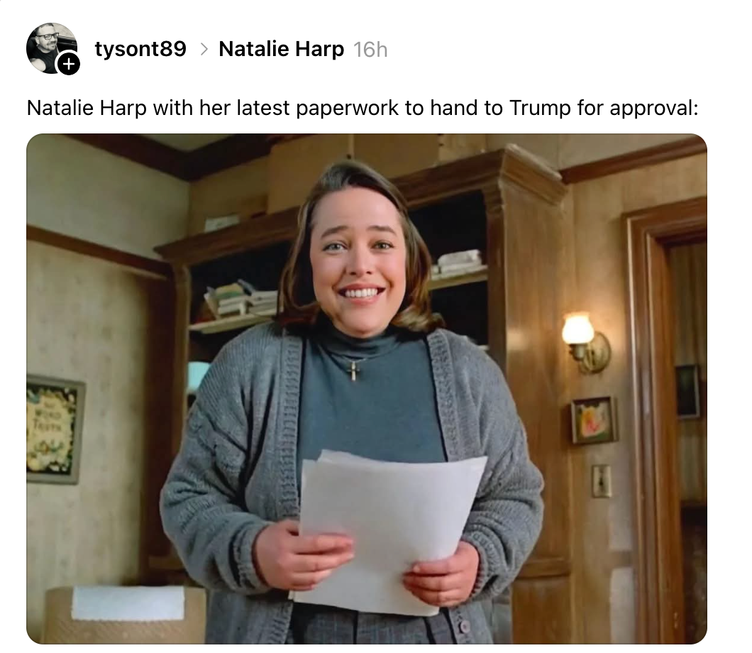 Smilende kvinne i et koselig rom holder papirer, bildeteksten antyder spøkefullt at de er for Trump