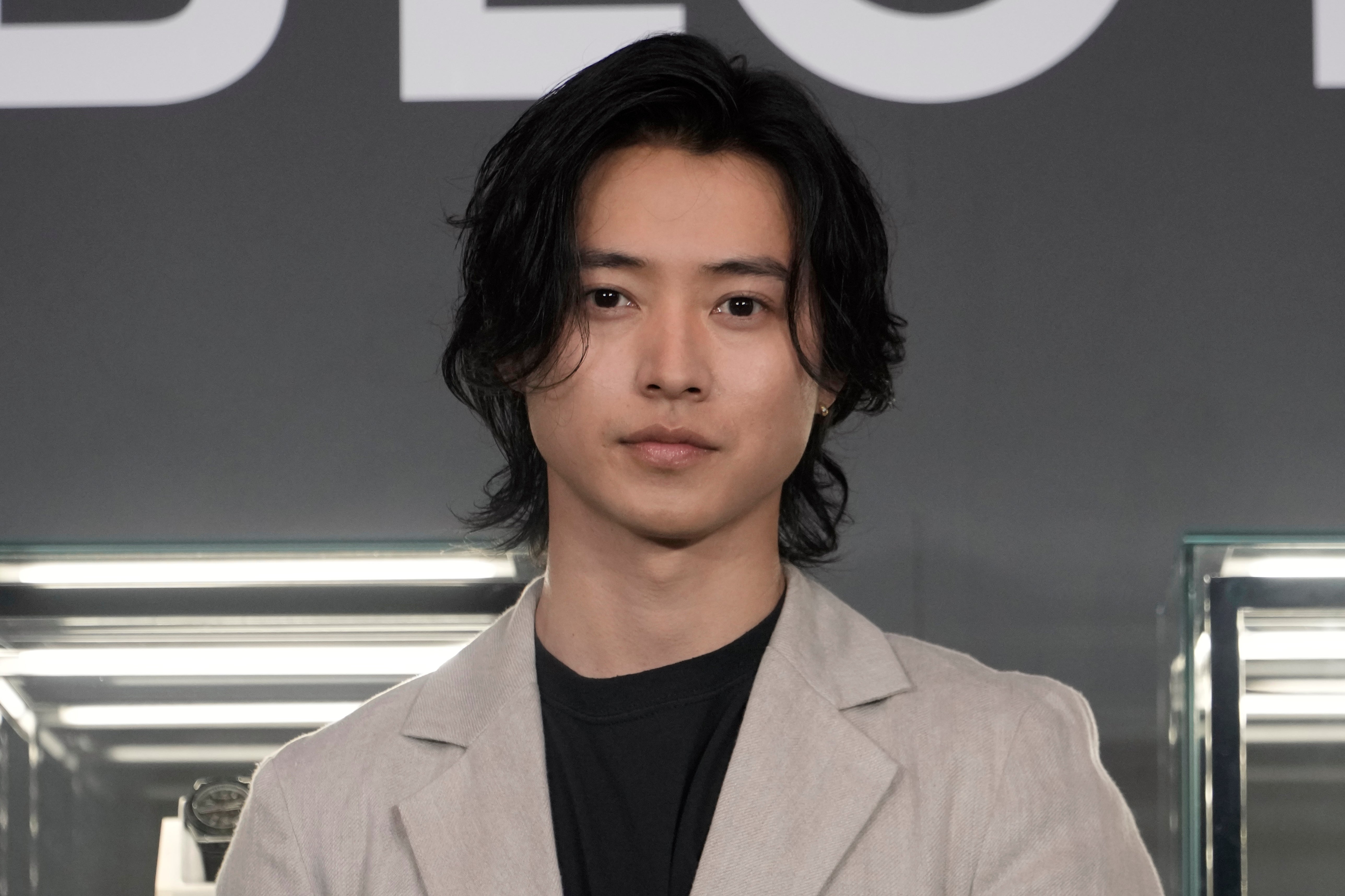 すごい体勢で寝ている」山﨑賢人、まさかの寝姿にSNS騒然「どうして