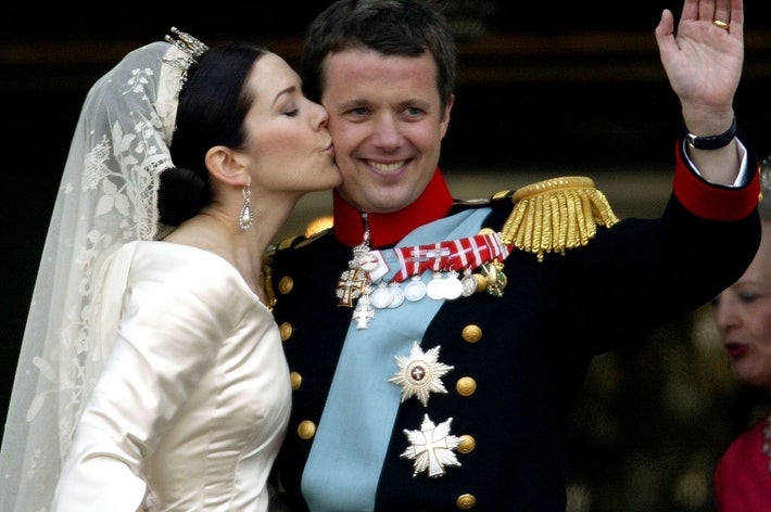 2004年撮影。コペンハーゲン大聖堂での結婚式を終えたばかりのフレデリック国王とメアリー王妃（Ian Waldie / Getty Images）