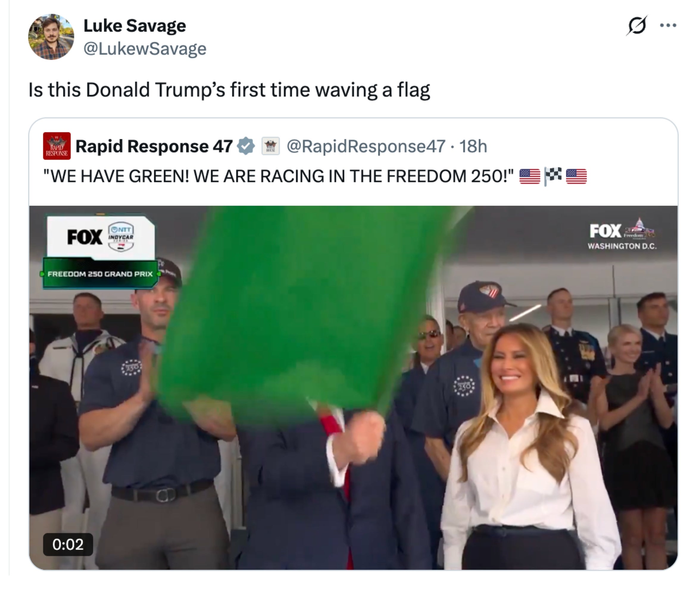 Skjermbilde av en tweet av Luke Savage om Donald Trump som holder et grønt flagg. Tweeten stiller spørsmål ved om dette er første gang Trump vifter med et flagg