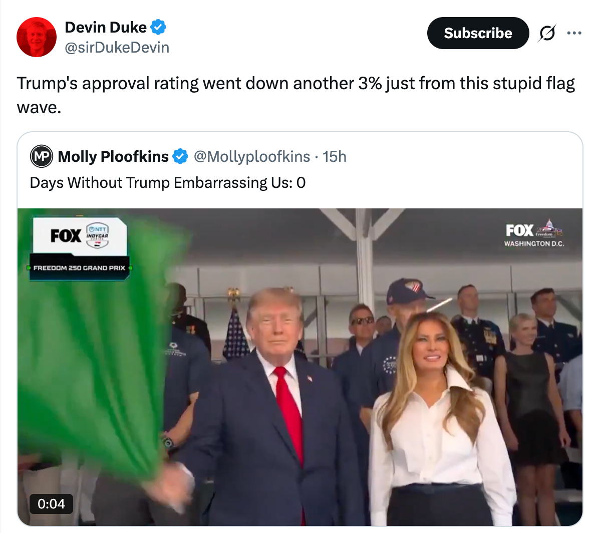 Donald Trump blir sett viftende med et grønt flagg ved siden av Melania Trump. En tweet ovenfor kommenterer Trumps godkjenningsfall