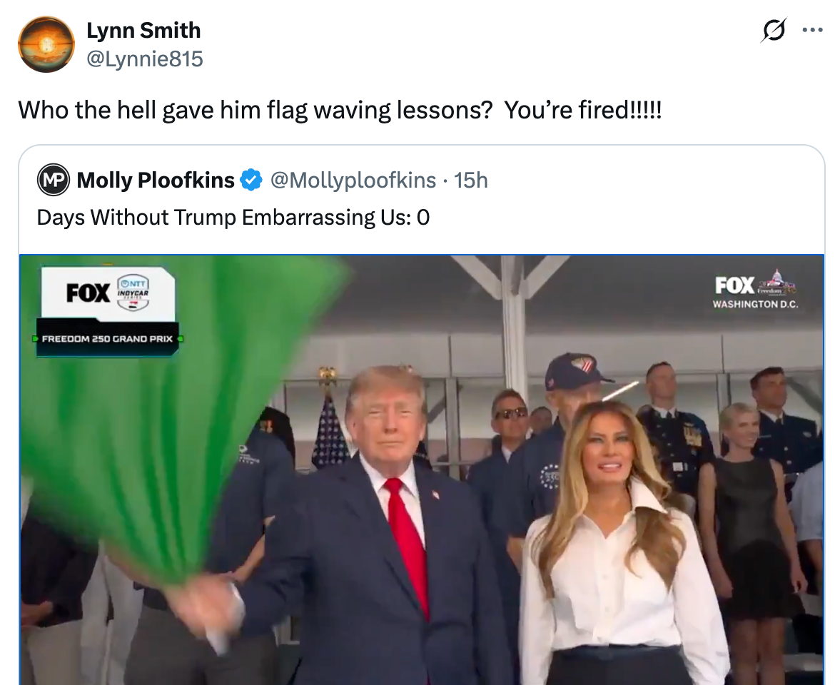 Donald Trump holder et grønt flagg mens han står ved siden av en smilende kvinne; tweet kritiserer flaggviftende ferdigheter