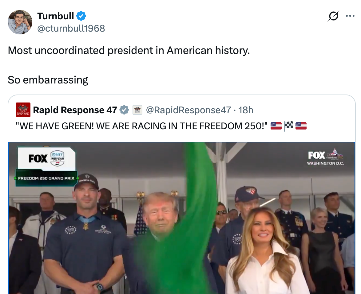Skjermbilde av en tweet som kritiserer en president som ukoordinert, med et redigert bilde som viser presidenten klønete viftende med et flagg på et racingarrangement