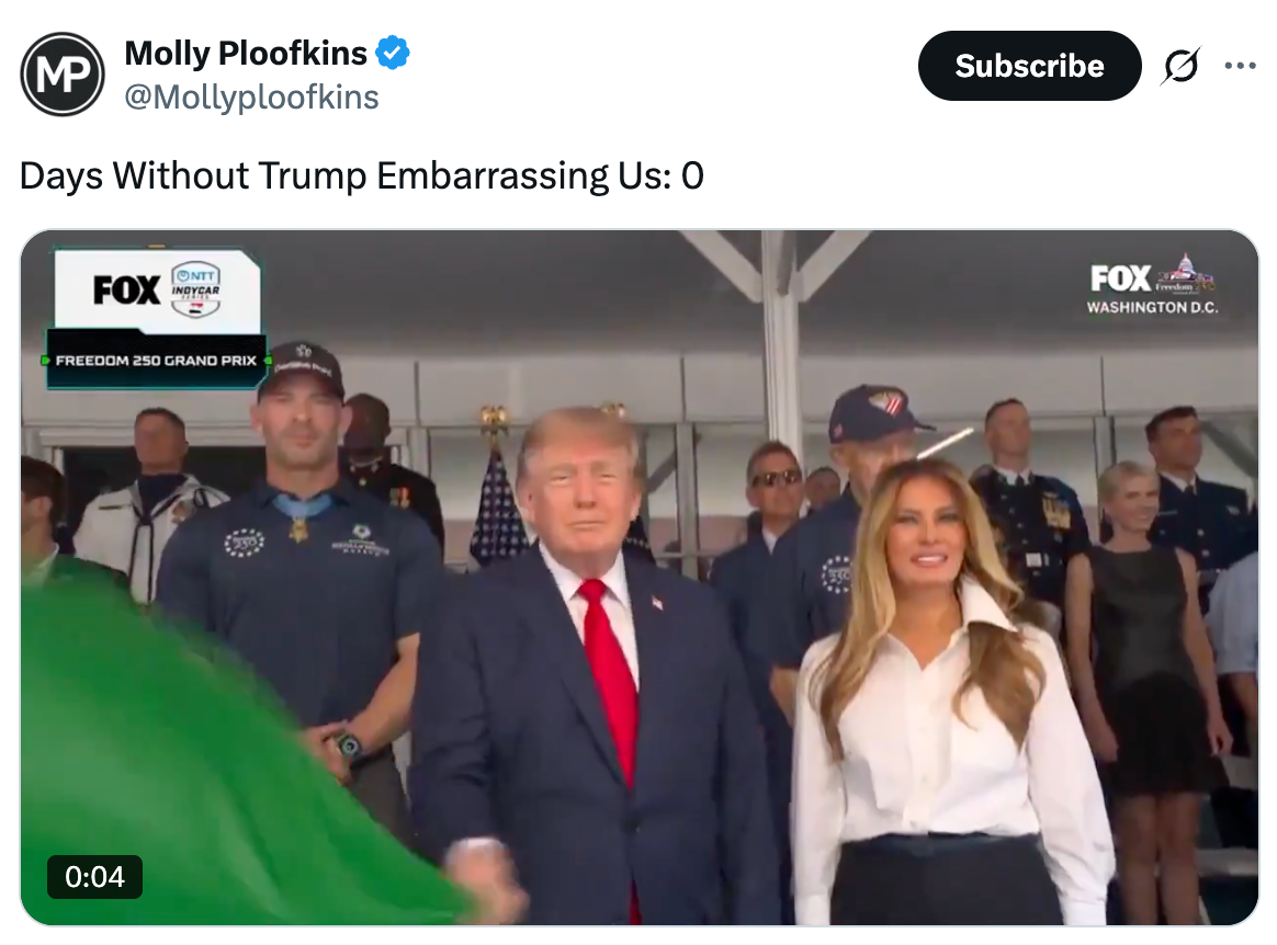 En tweet av Molly Ploofkins med en video som viser et offentlig arrangement med formelt kledde personer, inkludert en i dress og en annen i bluse
