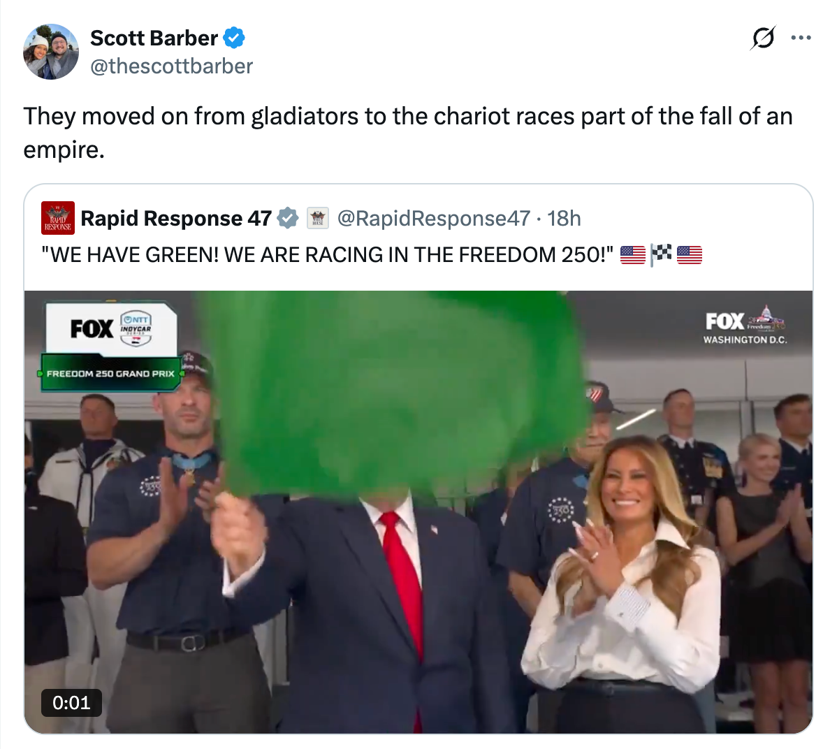 Overleggstekst sammenligner humoristisk vognløp med en moderne begivenhet. En grønn gjenstand dekker ansiktet til en passende mann, med folk som applauderer i nærheten
