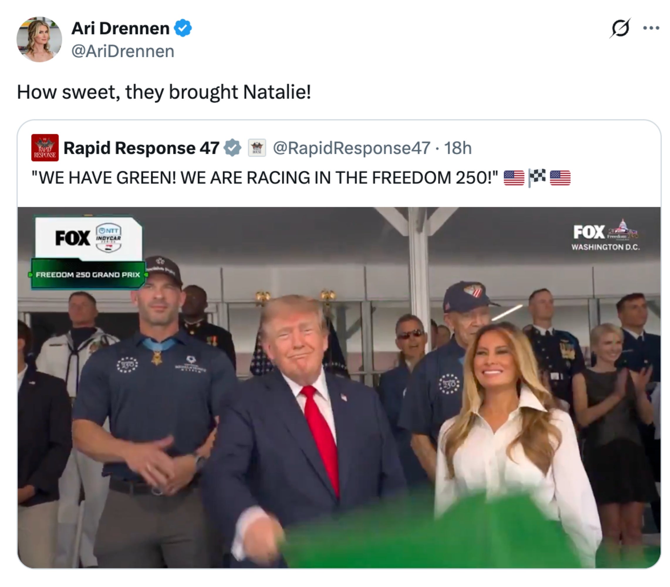 Tweet med et Fox News-arrangement med en gruppe stående, inkludert to personer foran. Et grønt flagg vises tydelig