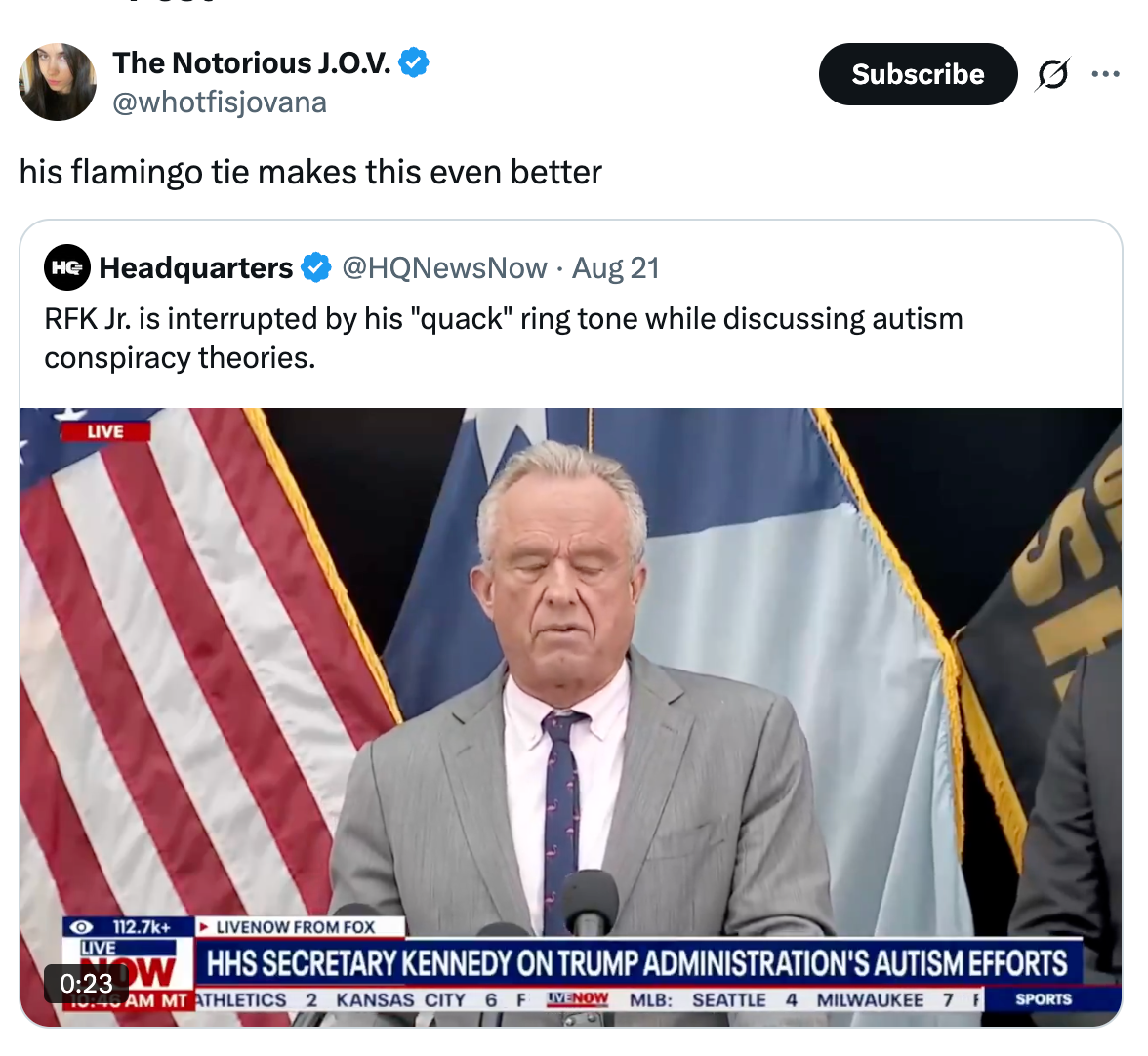 En mann snakker ved et podium med lukkede øyne; et tweet-overlegg nevner et