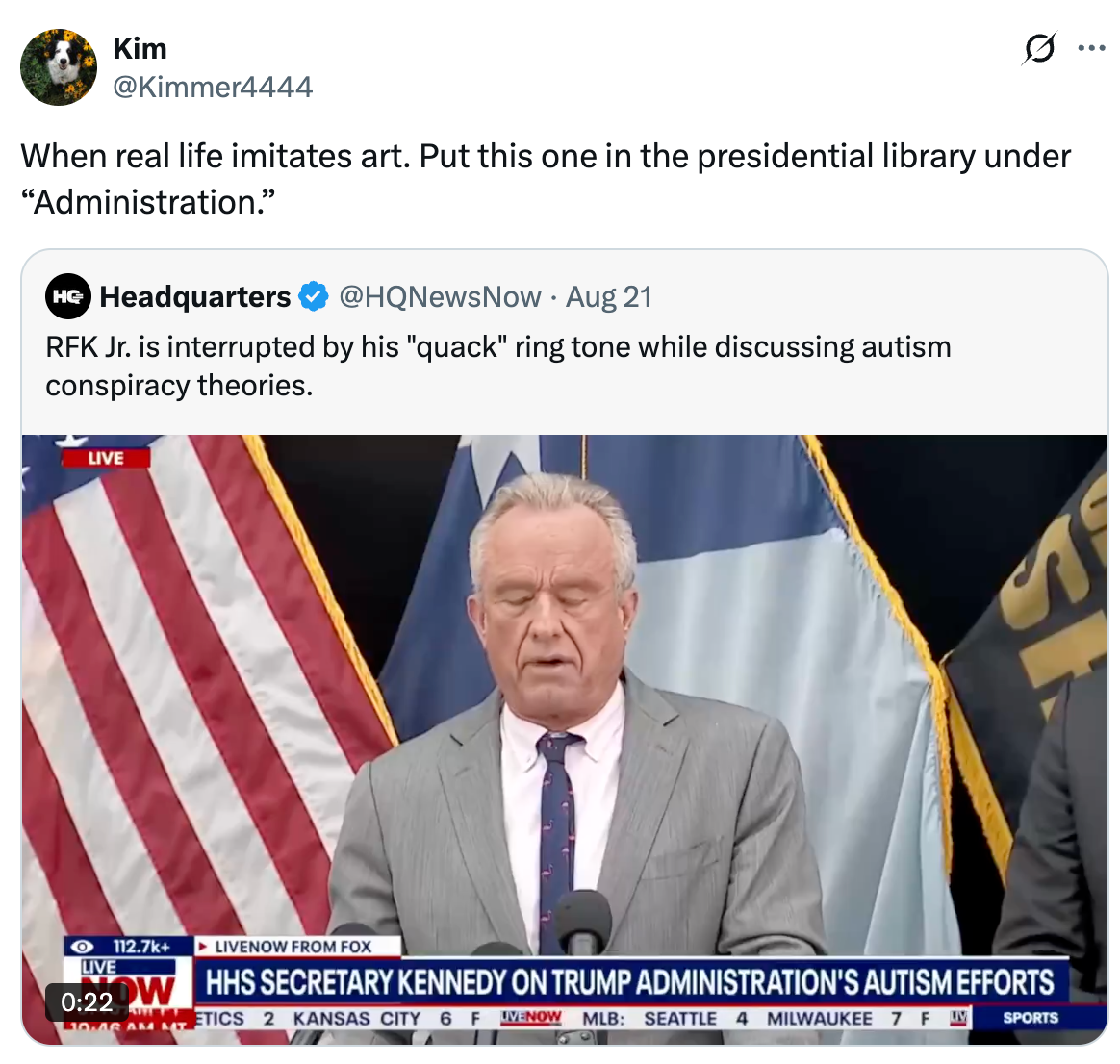 Skjermbilde av en tweet med et klipp som viser en mann som snakker på et podium under et Fox News-segment om autismeinnsats