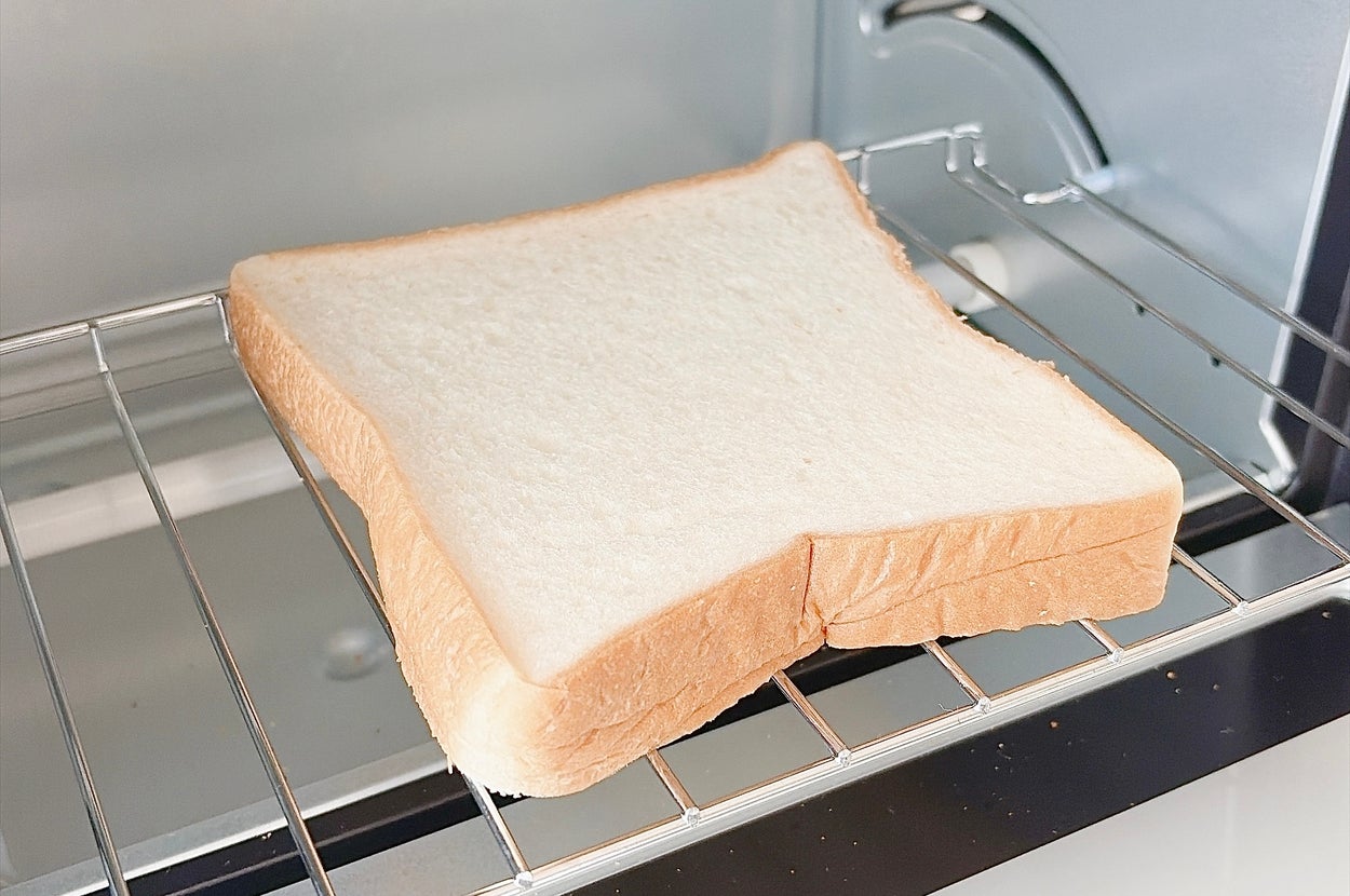 トースターの中で加熱中の食パン一枚。