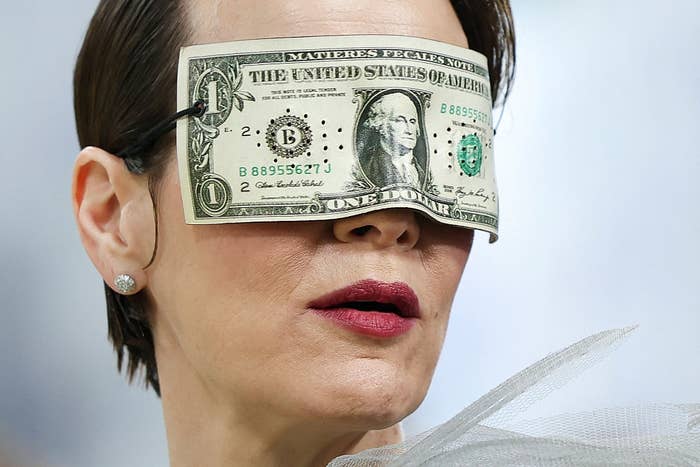Sarah Paulson wearing a one-dollar bill as glasses at the Met Gala