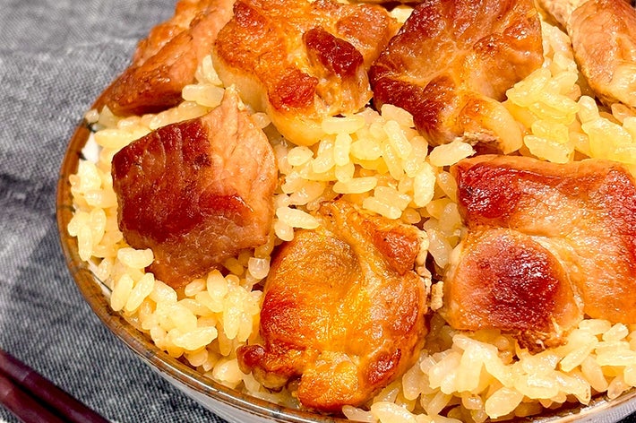 豚肉炊き込みご飯が盛られている。
