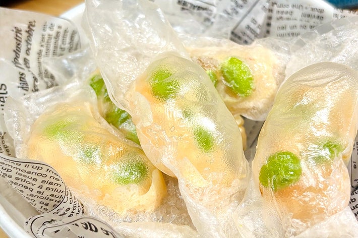 ライスペーパーで包まれた枝豆の料理が皿に盛られている。