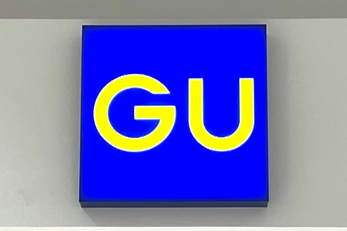 「GU」と書かれた看板が壁に取り付けられている。