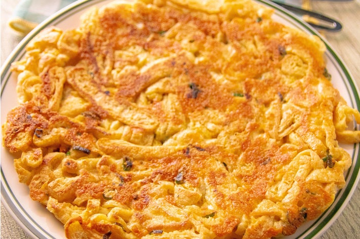 白い皿に盛り付けた、こんがり焼けた油揚げのカリカリチーズガレット。