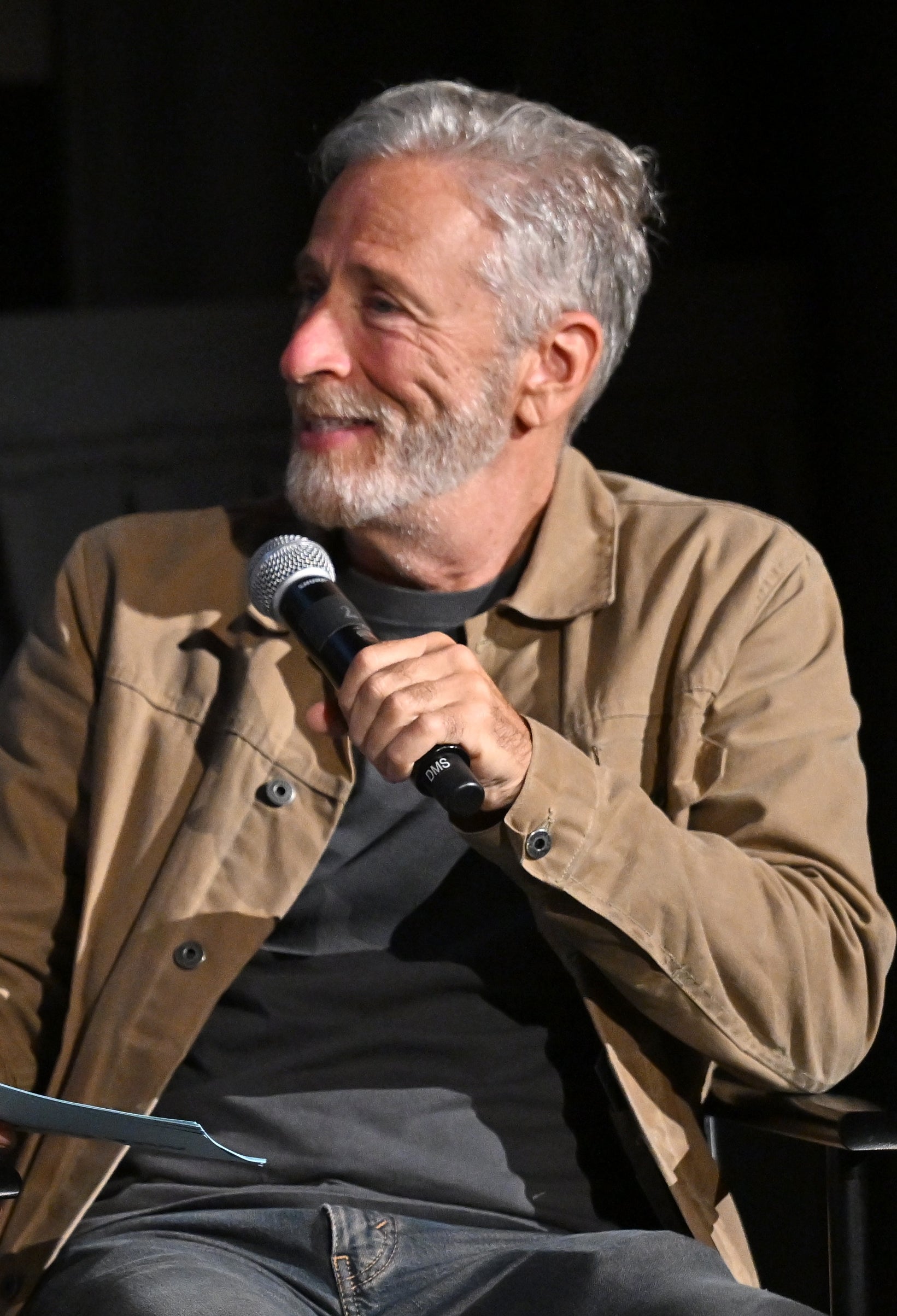 Jon Sstewart engasjerte seg i samtale med en mikrofon
